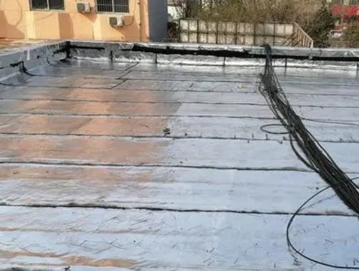 蔡甸卫生间漏水维修公司分享下蔡甸屋面楼顶防水刚性防水层施工要点。